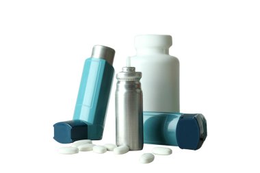 Solunum cihazları ve ilaçlar bir arada, beyaz arka planda izole edilmiş.