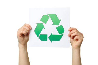 Eller beyazda yeşil geri dönüşüm sembolü gösterir, beyazda izole.