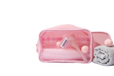 Beyaz arka planda izole edilmiş, güzel eşyalarla dolu pembe bir çanta.