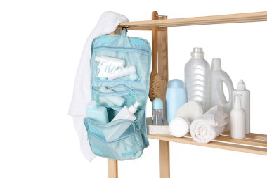 Temizlik malzemeleri için canlı birim, beyaz arka planda izole edilmiş.