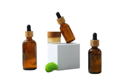 Beyaz arka planda üç şişe ve krema görünüyor.