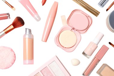 Beyaz arkaplanda izole edilmiş canlı makyaj araçları