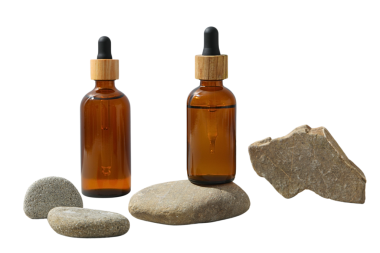 Düz taşlara yerleştirilmiş kahverengi cam şişeler, beyaz üzerine izole edilmiş, PNG