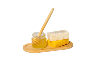 Bal ve sabun ahşap bir tepside, beyaz üzerine izole edilmiş, PNG