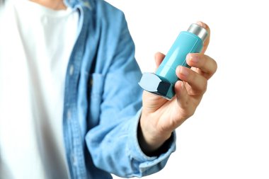 Uygun solunum aygıtı kullanımı gösterildi, beyaz arkaplanda izole edildi