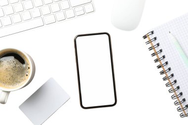 Modern çalışma yerlerinde beyaz telefonlar ve kahveler bulunur.