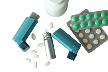 Solunum cihazları ve ilaçlar düzgünce düzenlenmiş, beyaza izole edilmiş, PNG