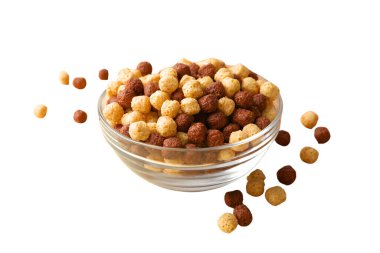 Cam kasede mısır gevreği topları, beyaz arka planda izole edilmiş.