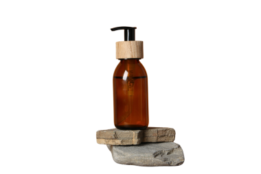 Kehribar şişesi iki istiflenmiş taşın üzerinde duruyor, beyaz üzerine izole edilmiş, PNG.