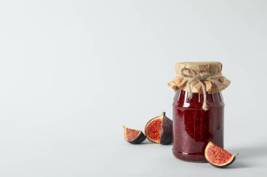 Beyaz arkaplanda incir ve kavanoz reçel, metin için boşluk