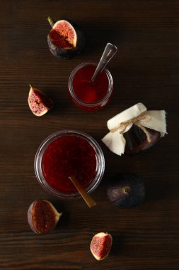 Ahşap arka planda incir ve kavanoz reçel, üst manzara