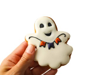 Cadılar Bayramı için hayalet kurabiyeyle el, beyaza izole edilmiş, PNG