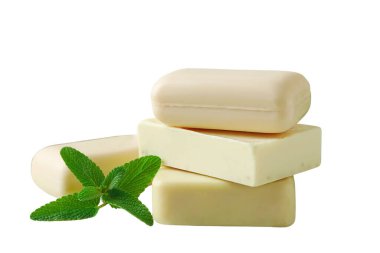 Üç adet nane yapraklı sabun çubuğu, beyaz üzerine izole edilmiş, PNG