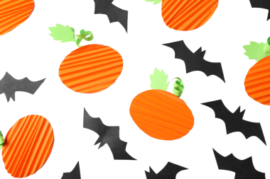 Beyaz üzerine turuncu balkabağı ve yarasalar, beyaz üzerine izole edilmiş, PNG