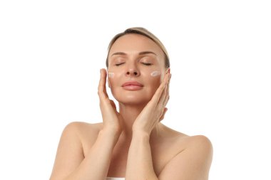 Kadın cilt güçlendirmek için nemlendirici kullanıyor, beyaz renkte izole edilmiş, PNG