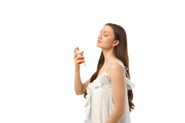 Kadın parfüm sıkar, kokuyu tamamen kucaklar, beyaz üzerine izole edilmiş, PNG