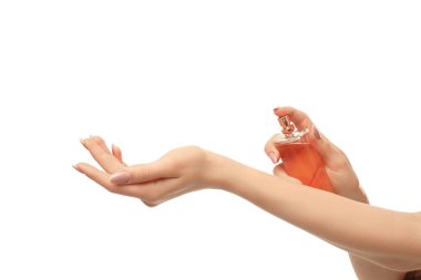 Tazelik için bileğe parfüm sıkmak, beyaz arka planda