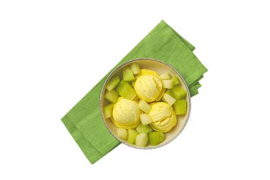 Beyaz arka planda taze kavunlu mango dondurması.