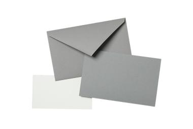 Gri ve beyaz kart ve zarfların toplanması, beyaz üzerinde izole edilmiş, PNG