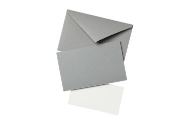 Gri zarf koleksiyonu ve beyaz üzerinde izole edilmiş boş bir kart, PNG