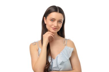 Kendine güvenen bir kadın gülümsüyor, elleri çenesinde, beyazı izole edilmiş, PNG