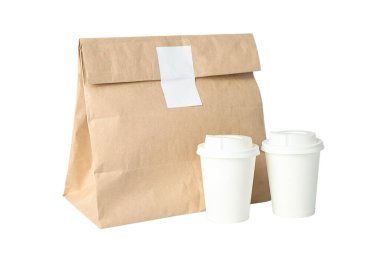 Kahverengi torbada 2 kahve fincanı var, beyaz üzerine izole edilmiş, PNG.