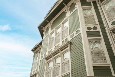 Tarihi bina sergileri ayrıntılı ahşap işçiliği ve açık bir gökyüzü