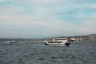 Alacakaranlıkta birkaç tekne sakin sularda yüzüyor.