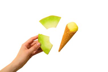 Elinde yeşil kavun dilimleri olan bir koni, beyaza izole edilmiş, PNG