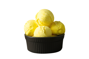 Sarı dondurma kepçeleri bir kaseye istiflenmiş, beyaza izole edilmiş, PNG