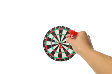 Bir el dart tahtasını ustalıkla hedefler, beyaz üzerine izole edilmiş, PNG