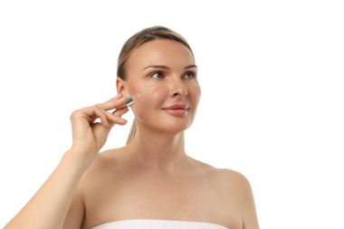 Kadın cilt sağlığı için yüzüne serum sürüyor, beyaza izole edilmiş, PNG.