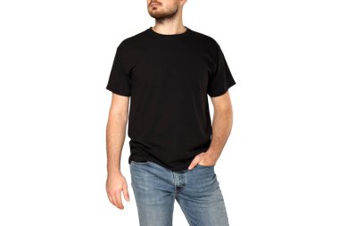 Erkek model siyah tişörtle poz veriyor, beyaz üzerine izole edilmiş, PNG