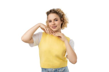 Genç bir kadın, beyaz tenli, şakacı bir şekilde gülümser.