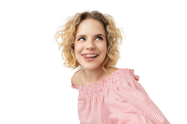 Kadın gülümser, şakacı bir şekilde dili dışarı çıkartır, beyaz üzerine izole edilmiş, PNG