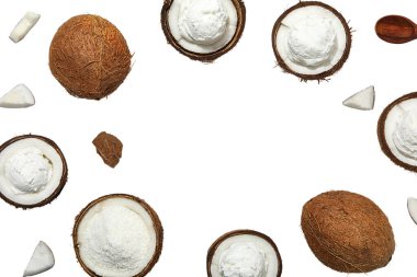 Hindistan cevizi kabukları kremalı hindistan cevizi lezzeti ile dolu, beyaz üzerine izole edilmiş, PNG