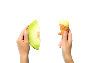 Eller bir dilim kavun ve dondurma sunar, beyaz üzerine izole edilmiş, PNG