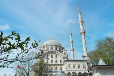 İstanbul, Türkiye, 11 Temmuz 2025: Güneşli bir günde süslü cami minareleri parlıyor