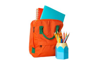 Not defterleri ve kalemlerle dolu turuncu sırt çantası, beyaz üzerine izole edilmiş, PNG