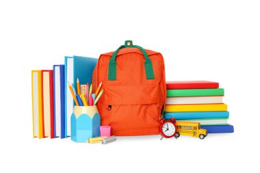 Not defteri ve saati olan bir sırt çantası, beyaz üzerine izole edilmiş, PNG