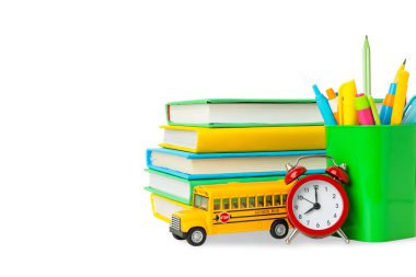 Parlak okul malzemeleri ve model otobüs hazır, beyazda izole edilmiş, PNG