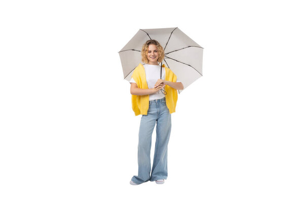 Смолянка в ярком наряде с пуговицами, изолированная на белом,