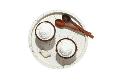 Tahta kaşıklı hindistan cevizi tatlısı, beyaz üzerine izole edilmiş, PNG.