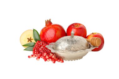 Meyveler sanatsal olarak sıralanmış gümüş bir kâse ile, beyaza izole edilmiş, PNG