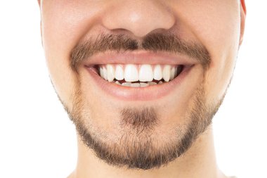 Sağlıklı cilt ve dişlerle gülümseyen genç adam, izole edilmiş, PNG