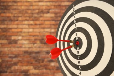 Kırmızı oklar hedefi büyük bir ustalıkla vuruyor.