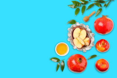 Canlı elmalar ve nar çok güzel dizilmiş.