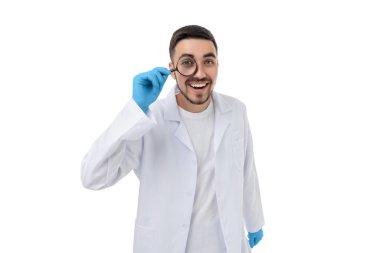 Doktor ayrıntıları yakından incelerken gülümsüyor, izole, PNG