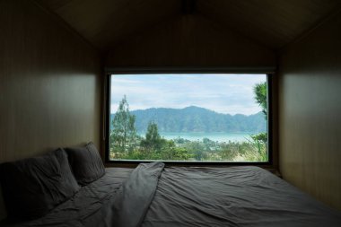 Dinlenme yerleri güzel göl ve dağ manzarası