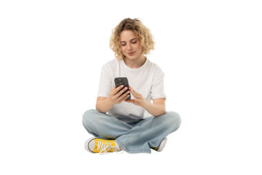 Akıllı telefon kullanan rahat bir kadın, beyazda izole edilmiş, PNG